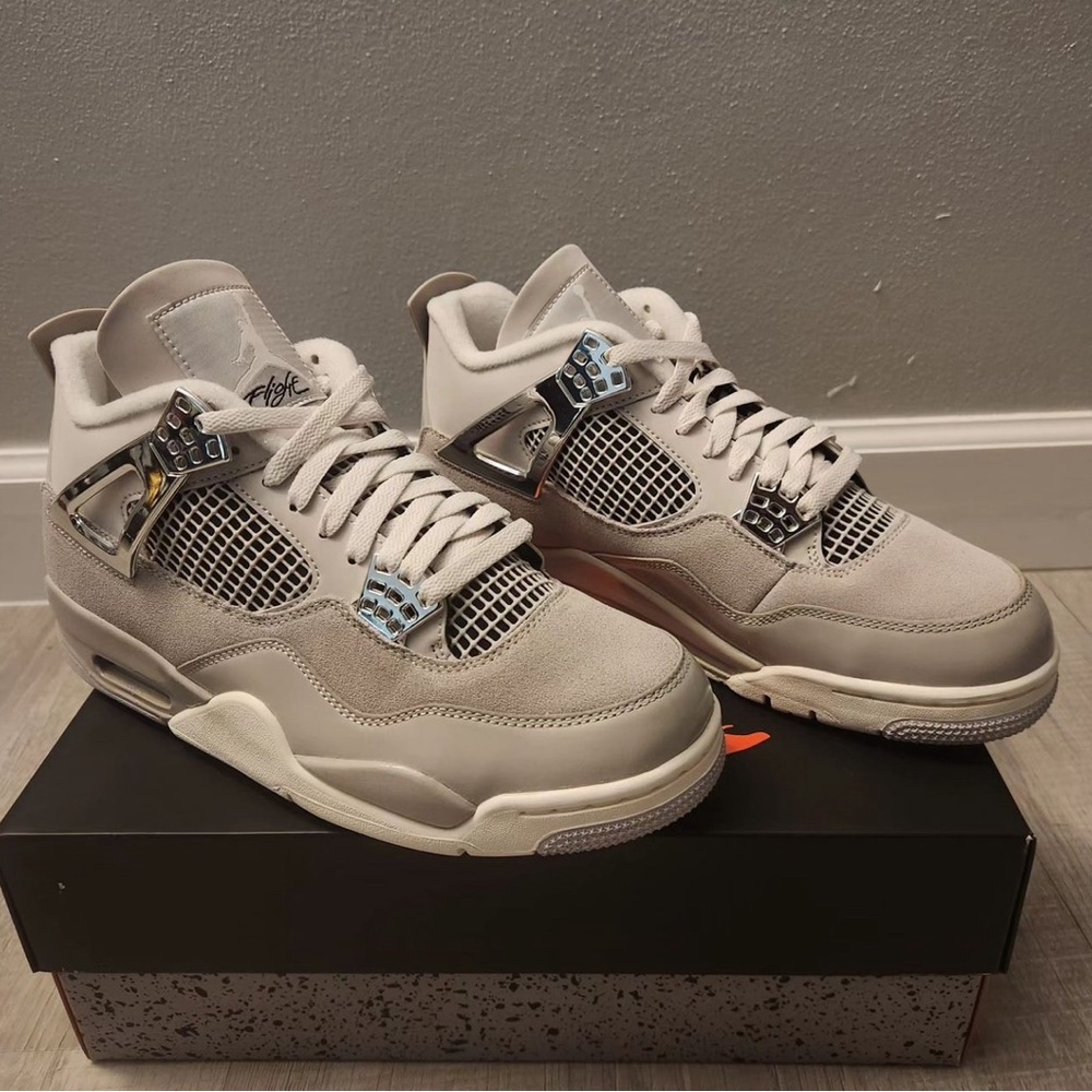 SOLDJordan 4 Frozen Moments